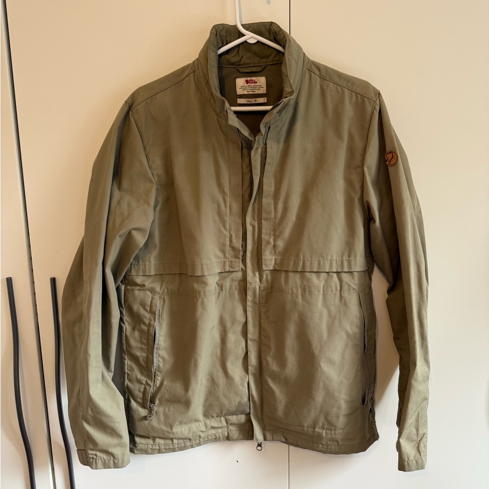 Fjallraven 81505 Men's Olive Green Travellers Jacket in Medium